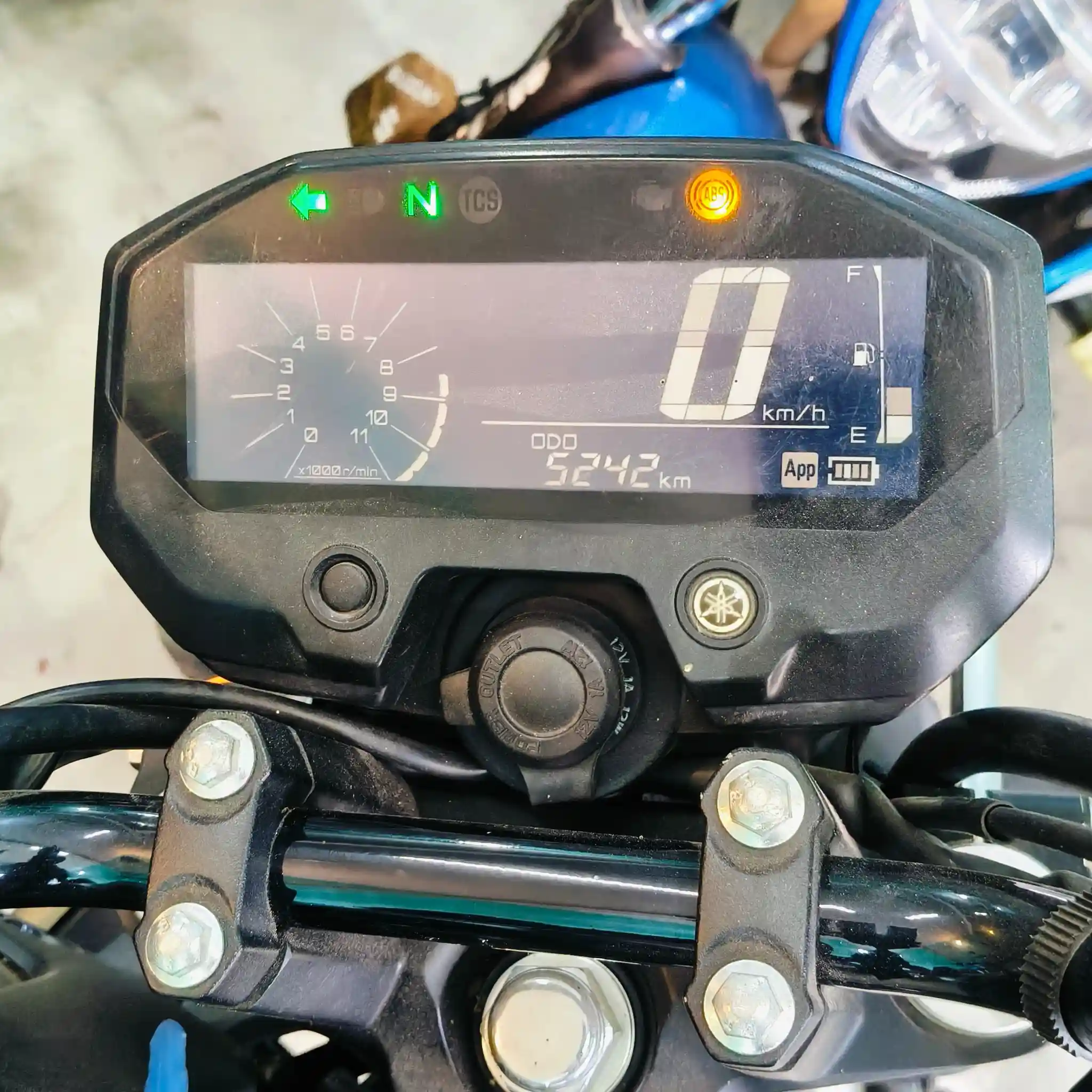 Yamaha FZX ABS Matte Titan 5242KM thumbnail 3