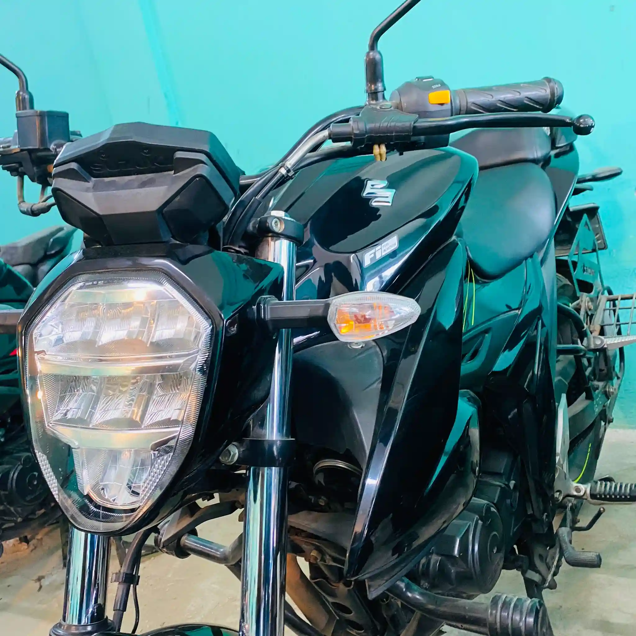 Suzuki Gixxer Fi Abs Black 5515KM  thumbnail 3