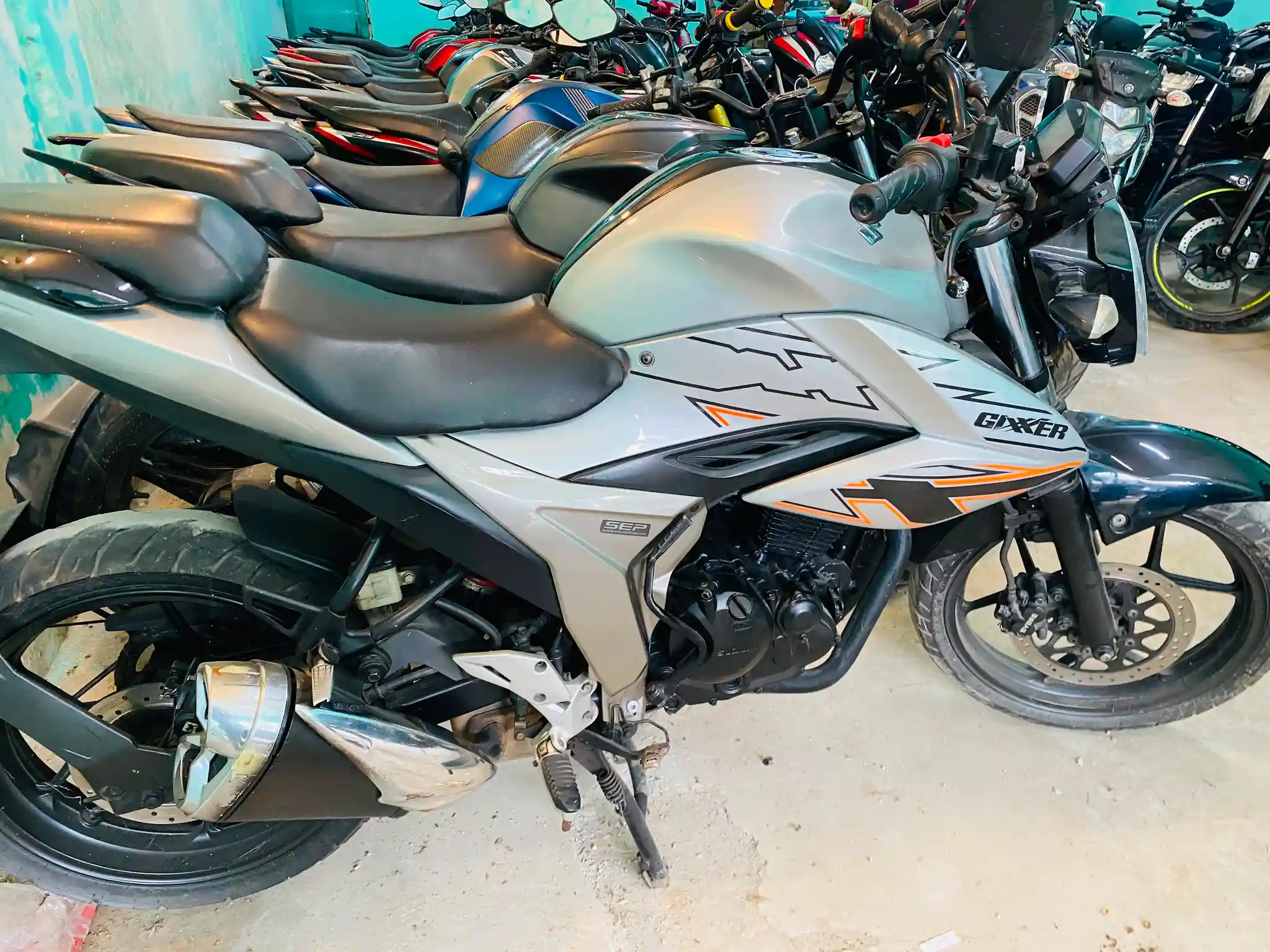 GIXXER Fi Abs White14329KM thumbnail 2