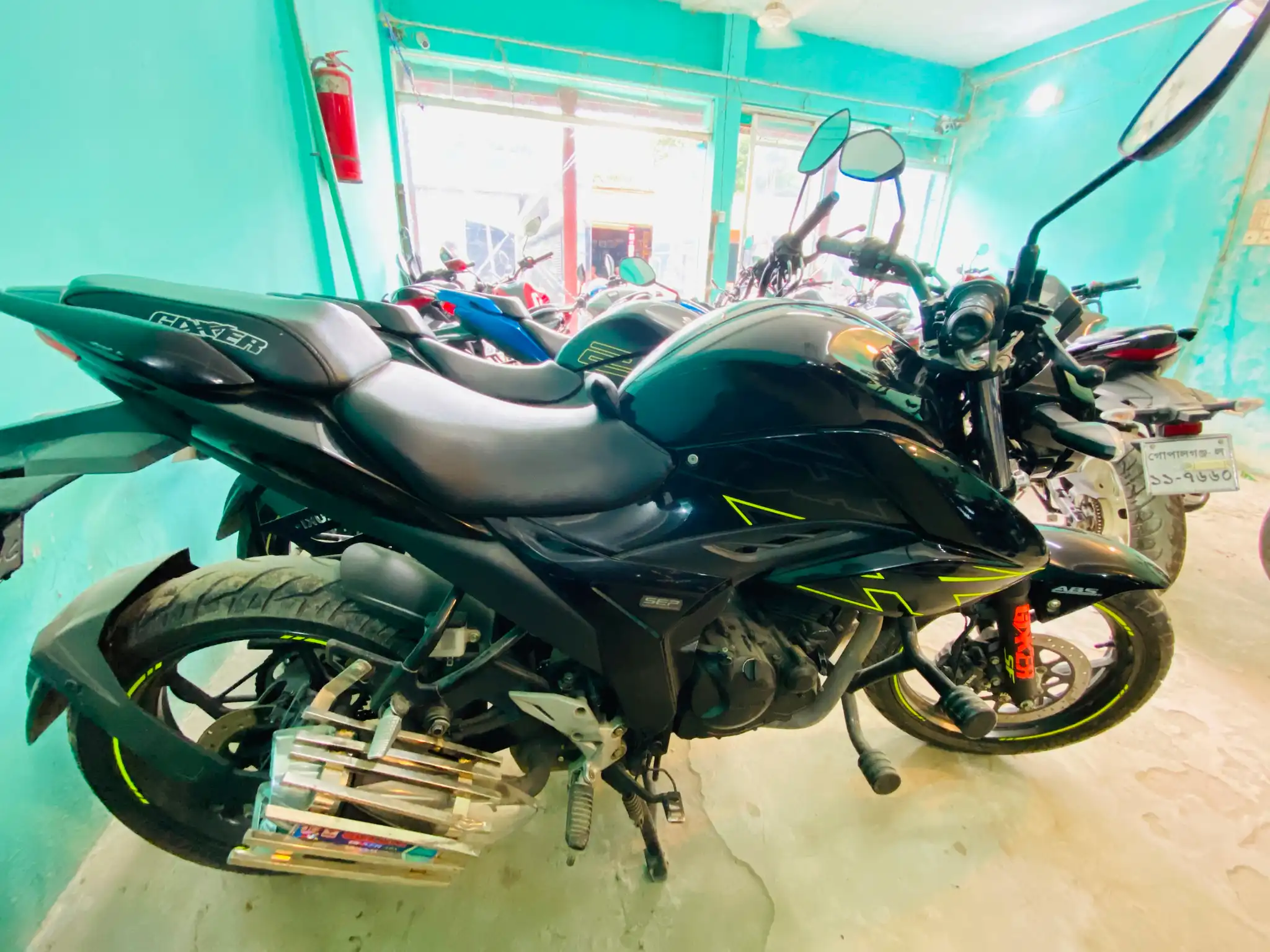 Suzuki Gixxer Carb Black 7633KM thumbnail 4