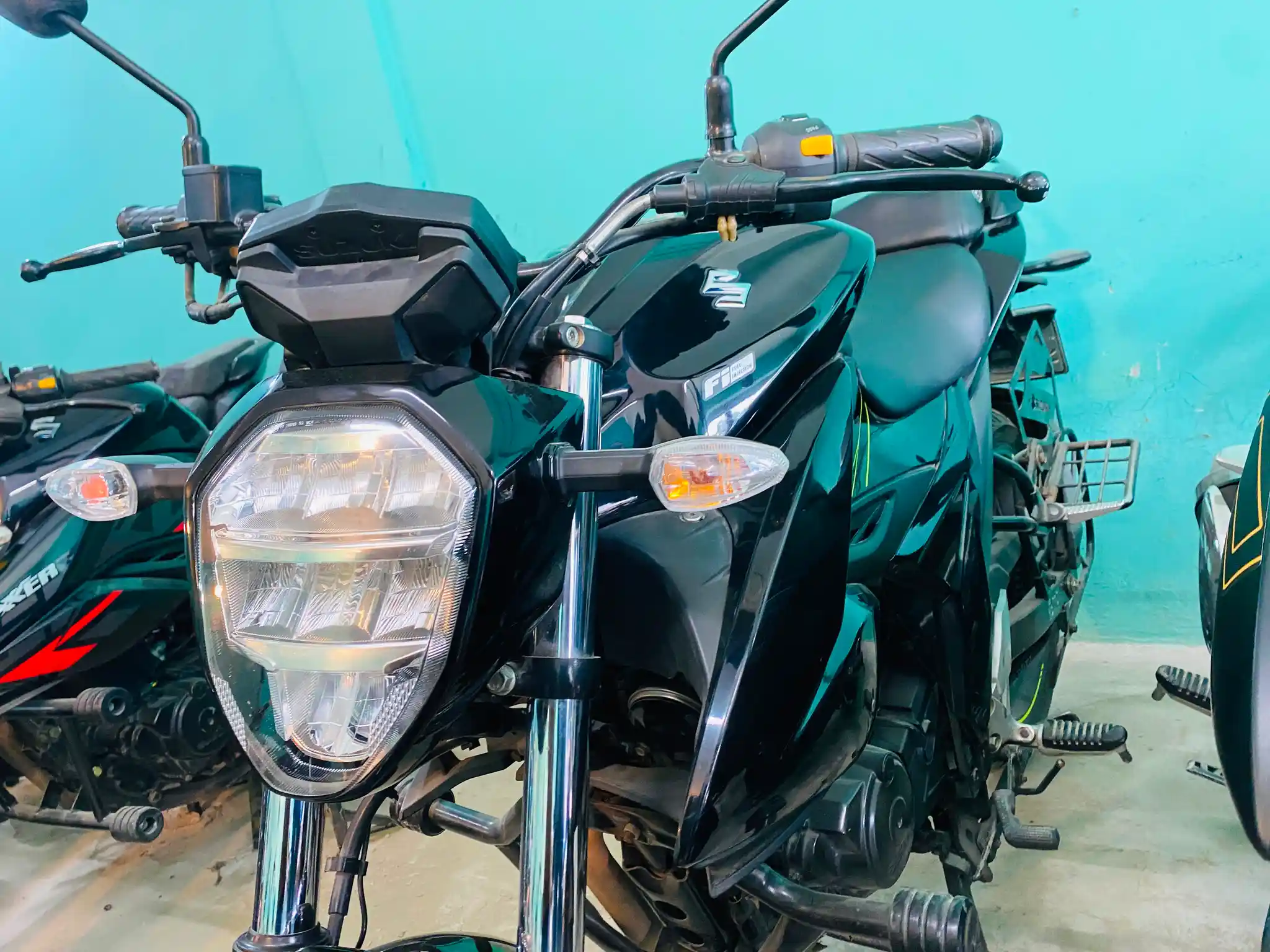 Suzuki Gixxer Carb Black 7633KM thumbnail 2